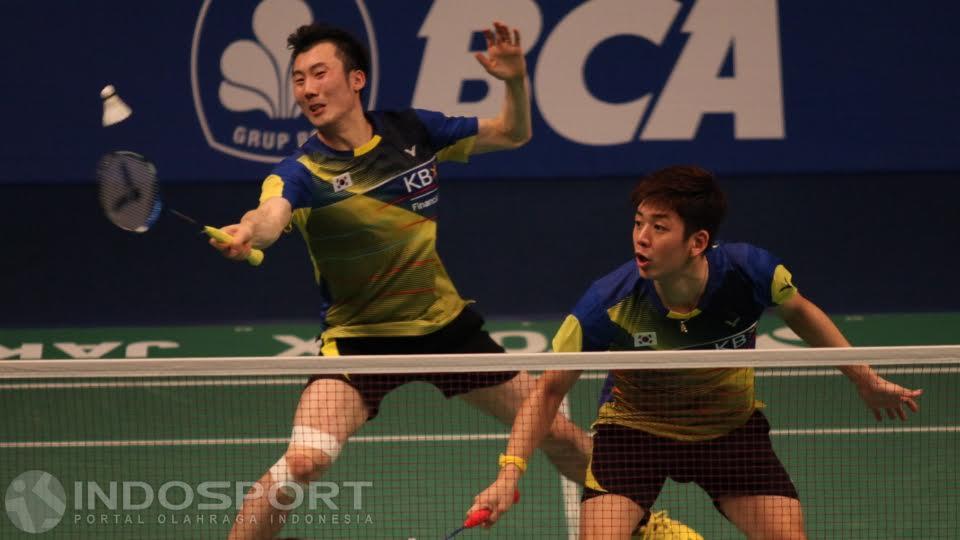 Ganda putra Korea Lee Yong Dae/Yoo Yeon Seong mengembalikan shuttlecock ke arah ganda Denmark Kim Astrup/Anders Skaarup Rasmussen.